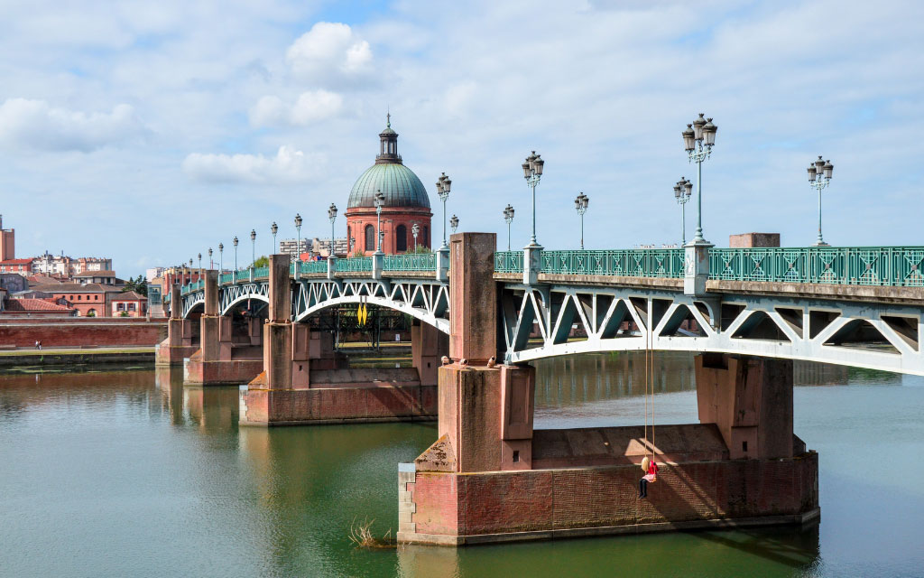 Le Pont Saint-Pierre et la coupole de La Grave à Toulouse, un repère emblématique proche de la boutique CBD Ismoke 31